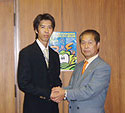 森下社長（左）と川崎町長（右）